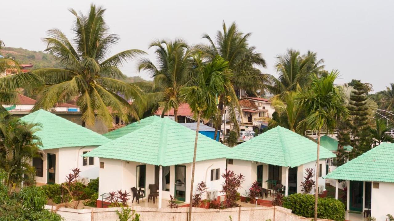 Tropical Valley Resort Morjim Bagian luar foto
